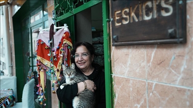 Turqi, veshjet shekullore shiten nëpër dyqane për entuziastët