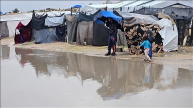 بؤر خوف وبرد.. خيام النازحين الفلسطينيين بغزة تغرق في وحل الشتاء