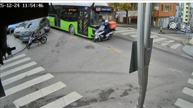 Kocaeli'de motosiklet ile belediye otobüsünün çarpıştığı kaza güvenlik kamerasında