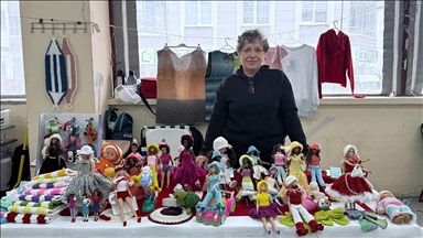 Ünlü sanatçıların giyim tarzını oyuncak bebek elbiselerine uyarlıyor