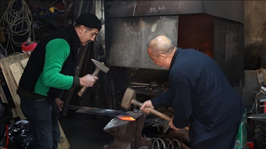 Edirne'de yarım asırdır demircilik yapan kardeşler mesleği yaşatmaya çalışıyor