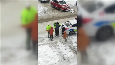 Van'da polisler çocuklarla kar topu oynadı