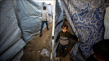 Gazze'de şiddetli yağış sonrası çadırları yine sular altında kalan Filistinliler prefabrik ev istiyor