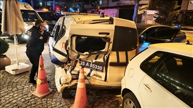 İzmir'de bir otomobilin polis aracına çarpması güvenlik kamerasında