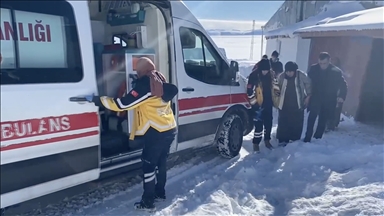 Kars'ta yoğun kar nedeniyle köyde mahsur kalan hasta ekiplerce kurtarıldı 