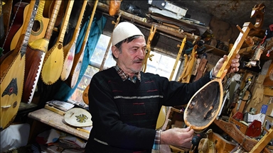 Arnavutların geleneksel müzik aleti lahuta, ustası Alia'nın ellerinde zamana direniyor