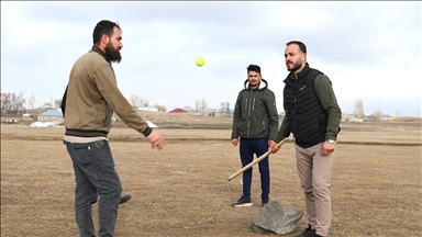 Ağrılı gurbetçi gençler kışın, unutulan "topa dara" oyunuyla stres atıyor