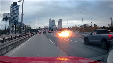 İstanbul'da otomobilin bariyerlere çarpıp, motorunun alev alması araç kamerasında