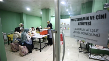 Bir yılda iki kanseri yenen kadın, çini ve seramik atölyesiyle hayata tutundu