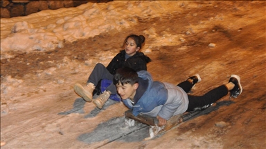 Hakkari'de çocuklar kızak ve bidonlarla kayarak eğlendi