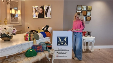 Oğlunun adını yaşatmak için ördüğü çantalarla üniversite öğrencilerine burs sağlıyor