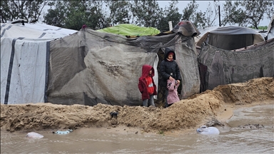 غزة.. مصرع فلسطينية وغرق وتطاير خيام نازحين جراء منخفض جوي