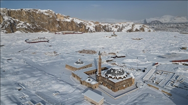 Van'ın tarihi yapıları karla kaplandı
