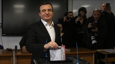 Избори во Косово: Гласаше Албин Курти, кандидатот на Движењето Самоопределување, в.д. премиер на земјата