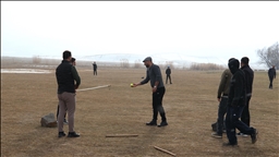 Li Panosa Agiriyê ciwan zivistanê roja xwe bi lîstika "topa daran" a li ber jibîrbûnê ye derbas dikin