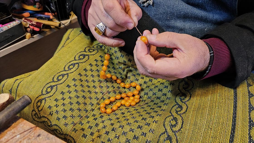 Çıraklıktan devlet sanatçılığına uzanan tespih ustası mesleğine 40 yılını verdi