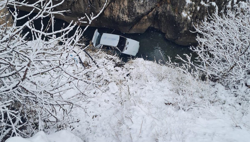 Li Diyarbekirê otomobîl welgeriya Çemê Sînegê û 3 kes birîndar bûn