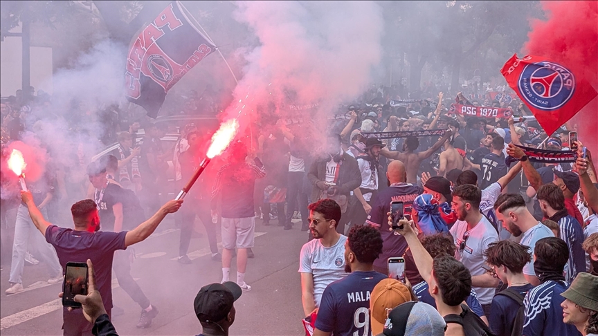 France/Titres du PSG fêtés près de la Tour Eiffel: douze supporters déférés après des fumigènes et feux d’artifice