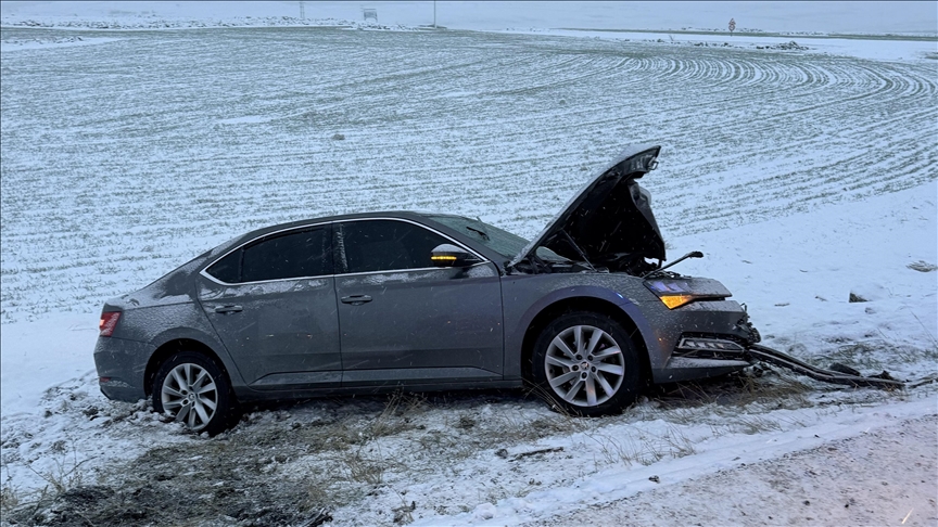 Li Şanliurfayê otomobîl li wesayîta verotina berfê qelibî û 3 kes birîndar bûn