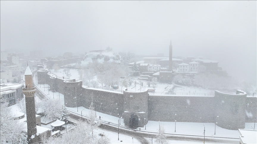 Li Diyarbekirê avahiyên dîrokî bi berfê venixumîn