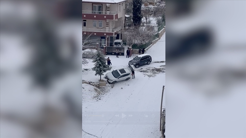 Malatya'da buzlanma nedeniyle kayan otomobilin başka bir araca çarpma anı cep telefonu kamerasıyla kaydedildi
