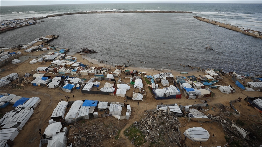 Силното невреме ги поплави импровизираните кампови на Палестинците по должината на брегот на Газа