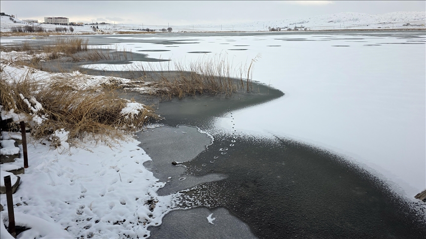 Sivas'ta Hafik Gölü kısmen buz tuttu 