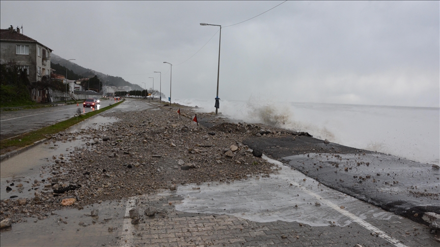 Fırtına nedeniyle Karadeniz'de oluşan dalgalar sahil şeridine zarar verdi
