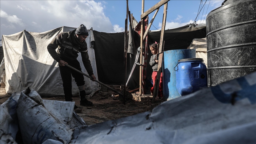 خيام تقتلع وتغرق.. ناجون من الإبادة في قلب العاصفة بغزة (تقرير)