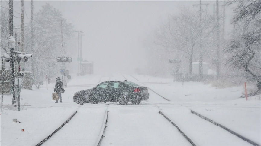 Powerful winter storm hits US Midwest and Great Lakes