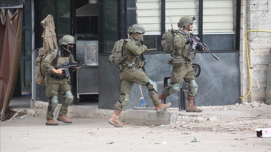 الضفة.. الجيش الإسرائيلي يصيب فلسطينيا وينكل بمسن مبتور القدم