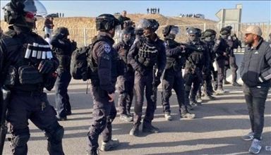 مئات أفراد الشرطة الإسرائيلية يقتحمون بلدة الترابين في النقب