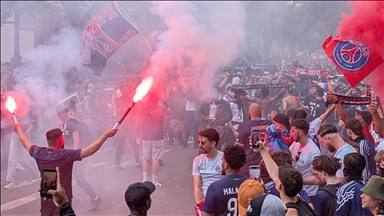 France/Titres du PSG fêtés près de la Tour Eiffel: douze supporters déférés après des fumigènes et feux d’artifice