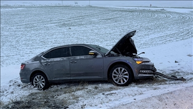 Li Şanliurfayê otomobîl li wesayîta verotina berfê qelibî û 3 kes birîndar bûn