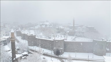 Li Diyarbekirê avahiyên dîrokî bi berfê venixumîn