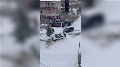 Malatya'da buzlanma nedeniyle kayan otomobilin başka bir araca çarpma anı cep telefonu kamerasıyla kaydedildi