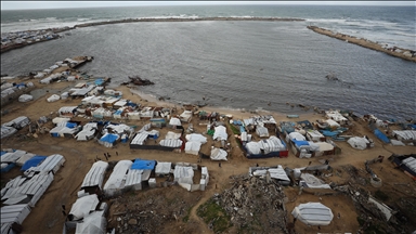 Силното невреме ги поплави импровизираните кампови на Палестинците по должината на брегот на Газа