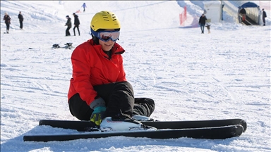 Hakkari'deki Gençlik Kampı'nda yaklaşık 8 bin öğrenci kayakla tanıştı