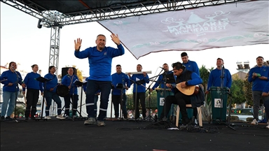 Sıfır atığa dikkati çekmek için çöpten topladıkları atıklardan enstrüman yapıp konser verdiler