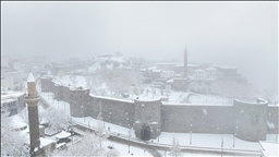 Li Diyarbekirê avahiyên dîrokî bi berfê venixumîn