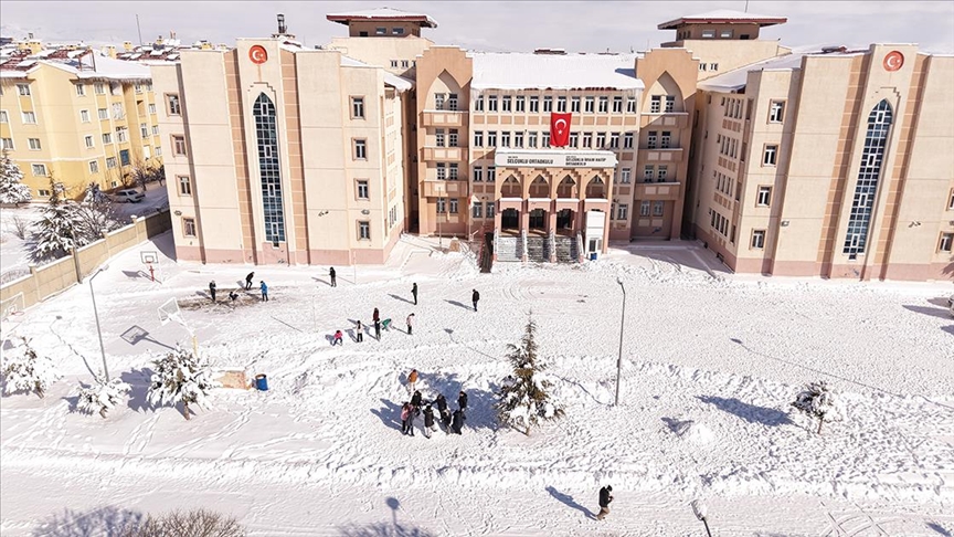 Van'da öğrenciler karın ve tatilin keyfini çıkardı