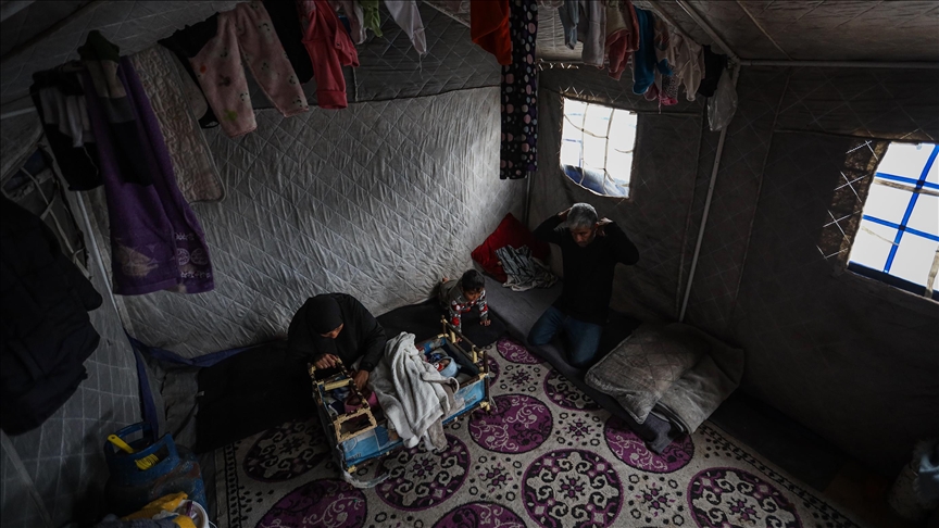 Porodica u Gazi vodi borbu sa zimom kako bi zaštitila novorođene blizanke