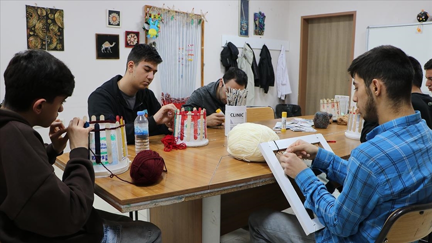 Kilis'te özel gereksinimli bireyler geri dönüşümle üretmenin mutluluğunu yaşıyor
