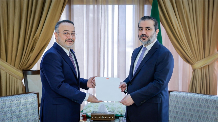 السفير التركي بدمشق يقدم نسخة من أوراق اعتماده إلى الشيباني