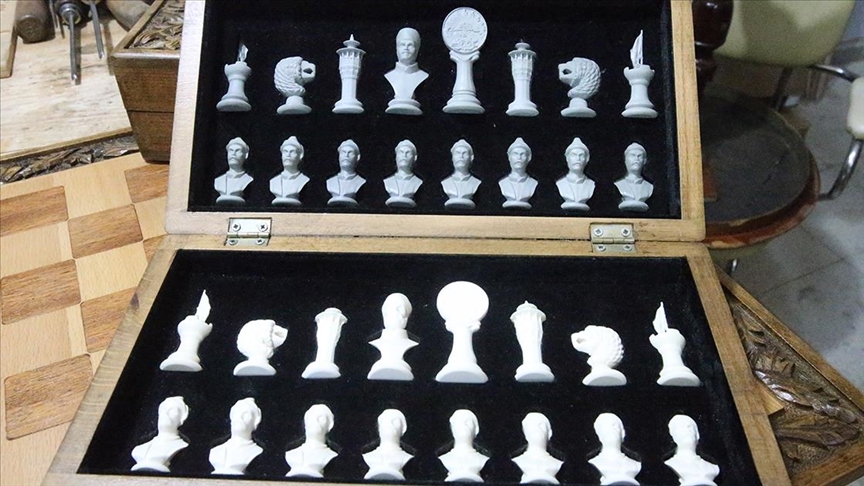 Depremde zarar gören okul sıraları, kültürel figürlü satranç takımına dönüştürüldü