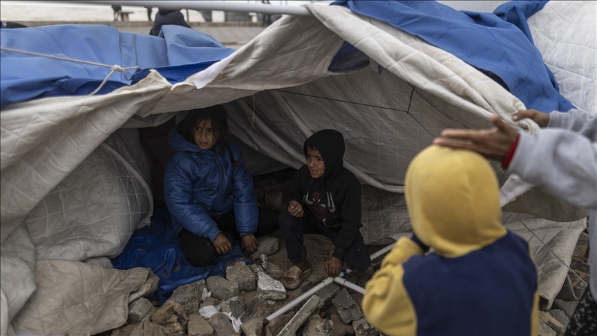 غزة.. إصابة نازحين بانهيار جدار متصدع من قصف إسرائيلي سابق 