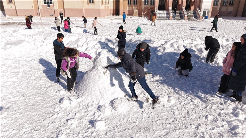 Bazı illerde kar nedeniyle eğitime ara verildi
