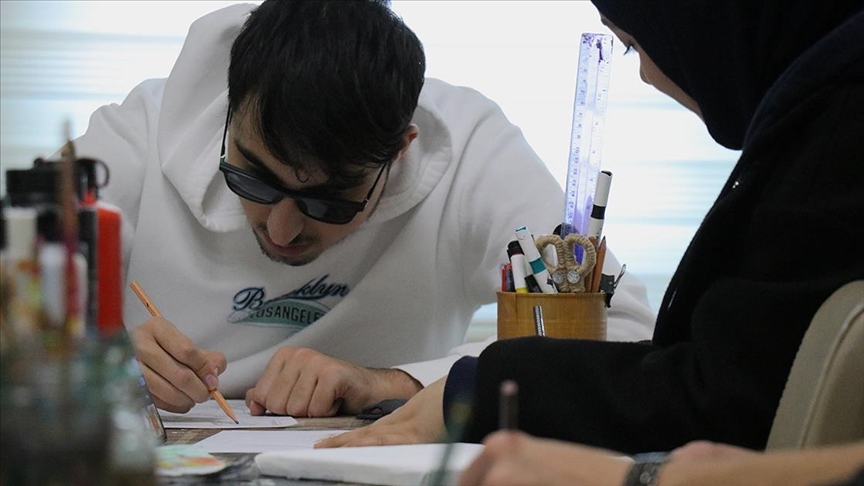 Görme engelli üniversite öğrencisi resimlerle hayatını renklendiriyor