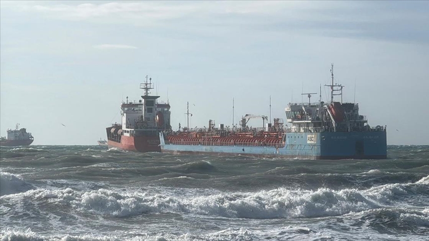 İstanbul Küçükçekmece açıklarında birbirine temas eden iki tankerden biri kurtarıldı