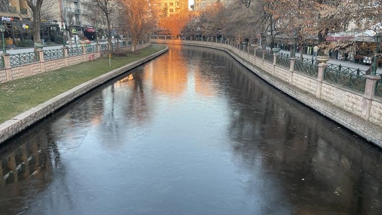 Porsuk Çayı'nın yüzeyinde buz tabakası oluştu